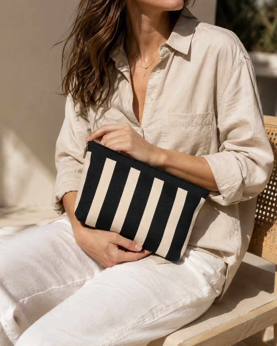 STRIPED KNIT ZIP POUCH - BK/WHT