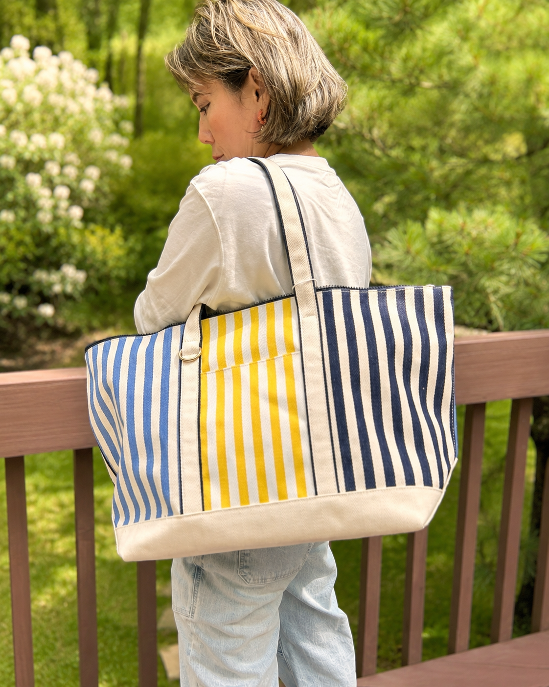 STRIPED OVERSIZED TOTE
