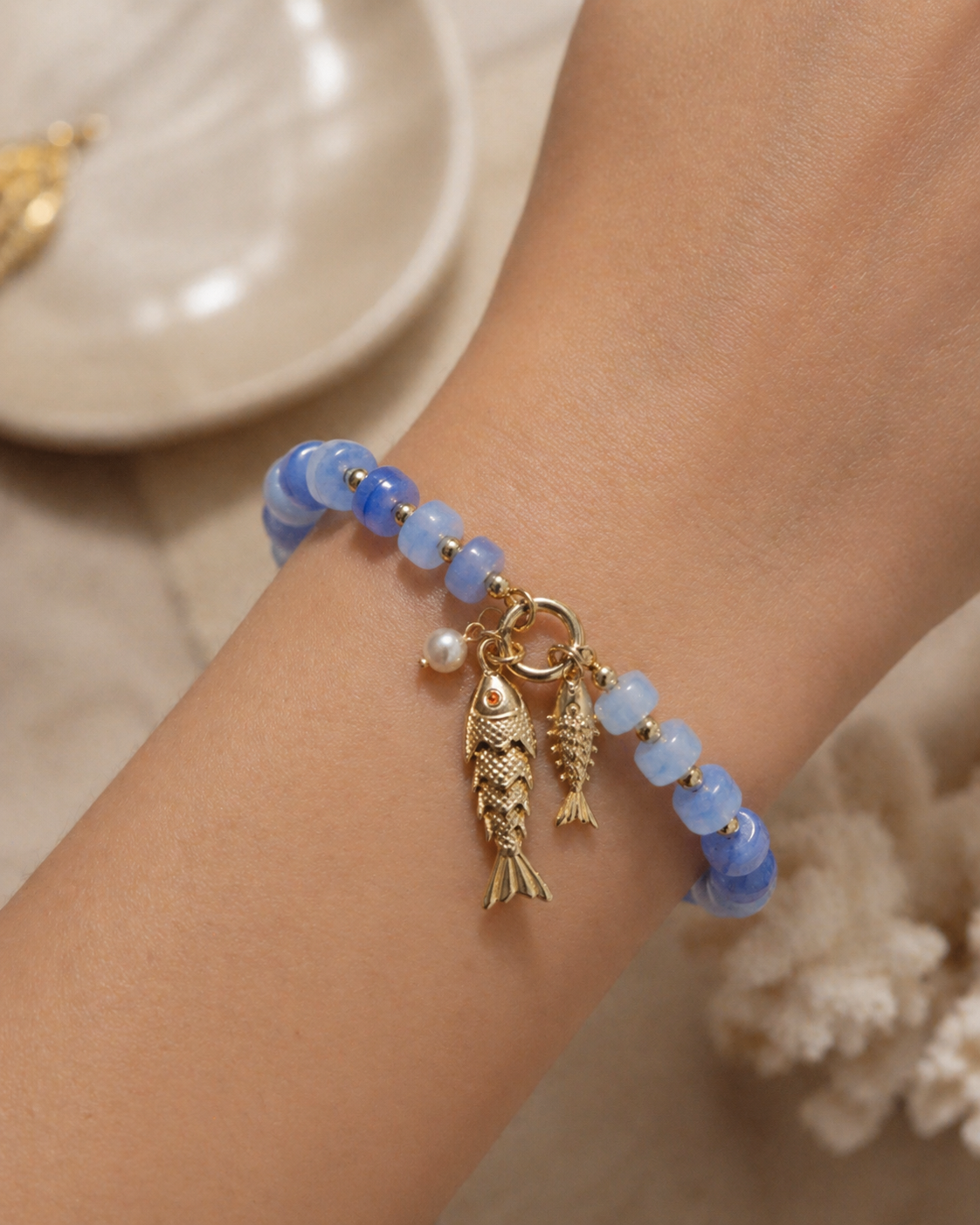 MARBLE BEAD FISH CHARM ELASTIC BRACELET